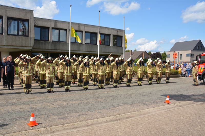 Indrukwekkend eerbetoon aan de  kazerne