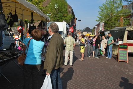 Jaarmarkt onder een stralende zon