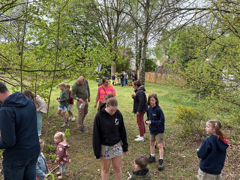 Jagen op paaseieren en samen spelen