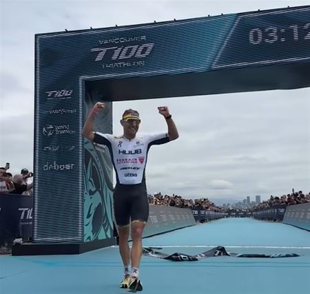 Jelle Geens wint triatlon in Vancouver