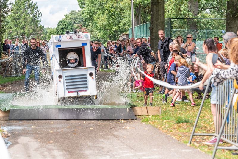 Jong en oud beleven plezier aan zeepkistenrace