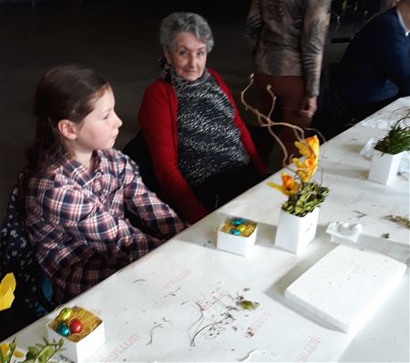 Jong en oud maken samen paasstukjes