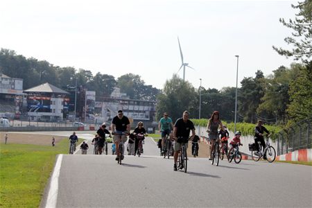 Jong en oud met de fiets op circuit