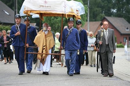 Jong en oud stapt op in Sacramentsprocessie