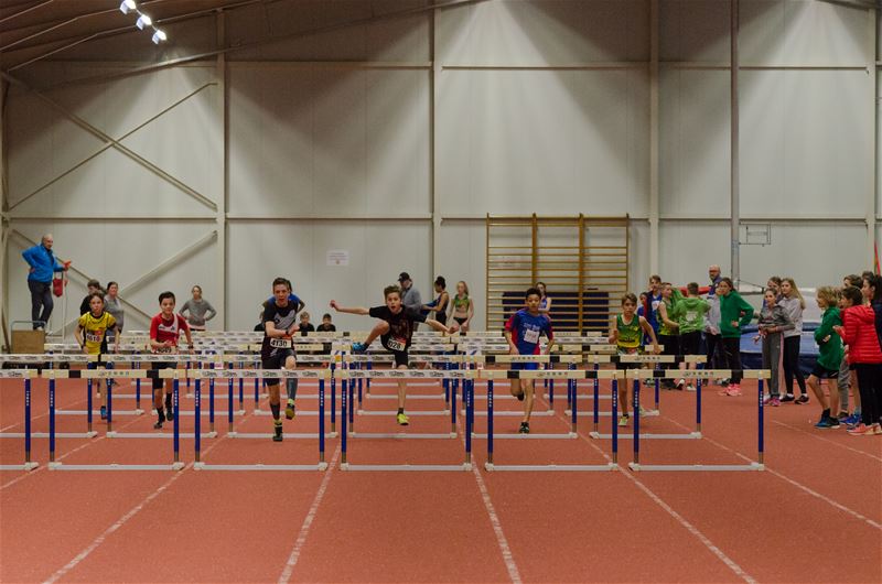 Jonge atleten bekampen elkaar in de arena