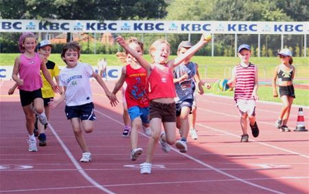 Jonge atleten trotseren de hitte