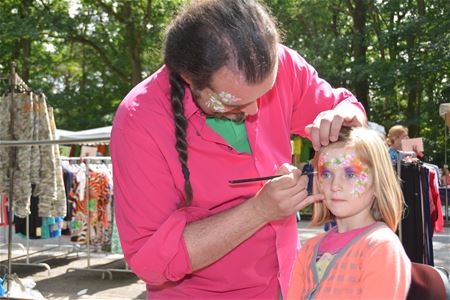 Jonge bezoekers krijgen vakantiegevoel op markt