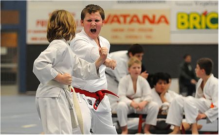 Jonge karateka's in actie