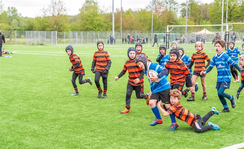 Jonge rugbyspelers leveren vinnige strijd