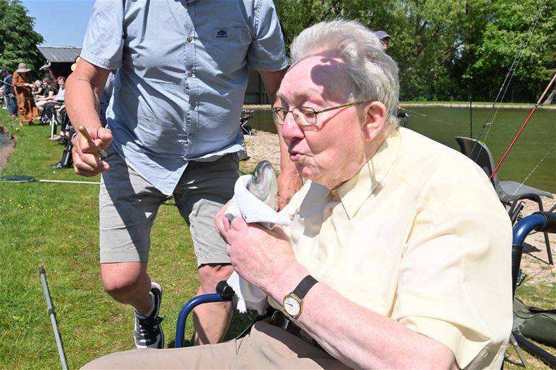 Jongeren gingen vissen met Berckenboschbewoners