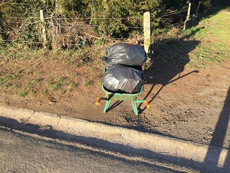 Jongeren halen het afval zelf weer op