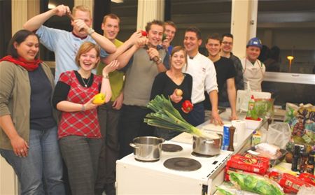 Jongeren koken gezond in 't Raster