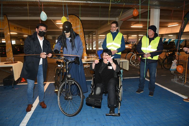 Jumbo opent fietsenstalling en aangepaste parkings