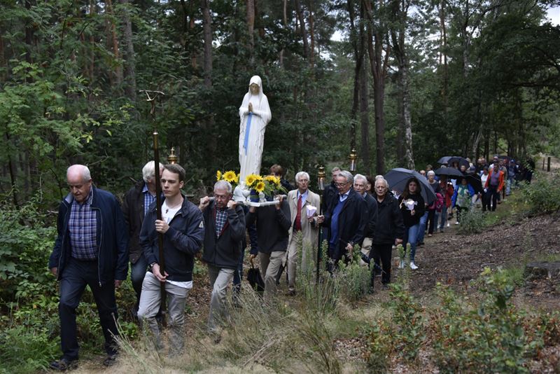 Kaarskensprocessie grotendeels van regen gespaard