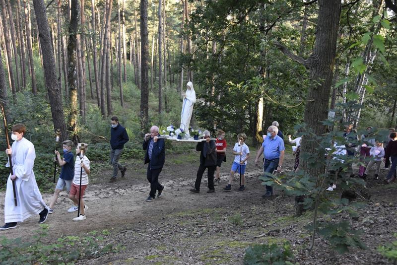 Kaarskesprocessie in Bolderberg met led-lichtjes