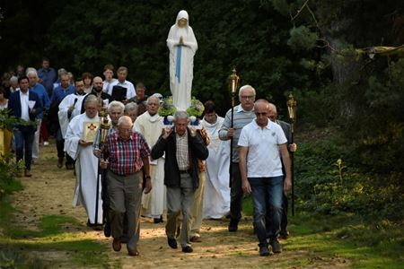 Kaarskesprocessie trok naar de Kluis