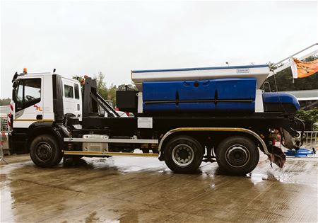 Kans op ijsplekken op de weg