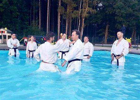 Karate in het zwembad