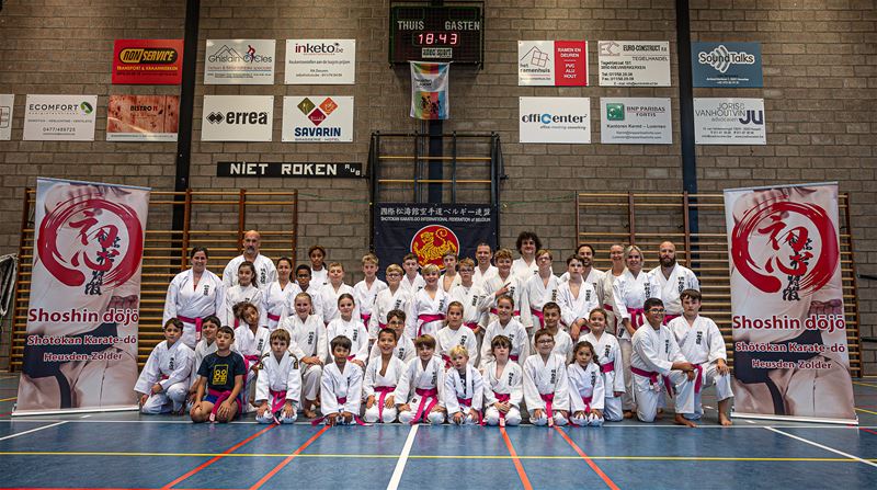 Karateka's dragen roze gordel tegen borstkanker