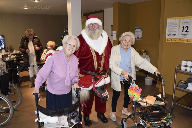 Kerstman erg populair op kerstmarkt BoCasa