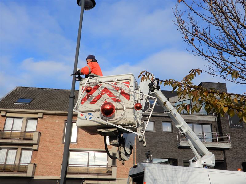 Kerstverlichting wordt opgehangen