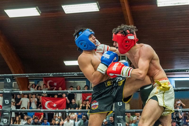 Kickboxers maken er een spektakel van