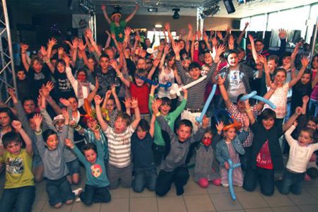 Kids swingen op eigen party