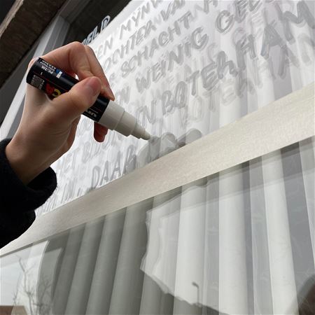 Kies een #weesgedicht voor op je raam