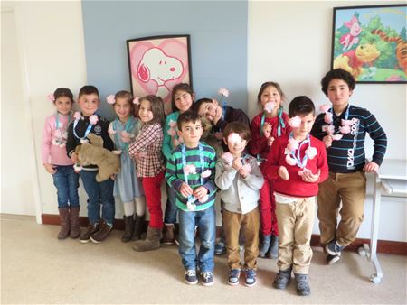 Kinderen en beren oefenen voor carnaval