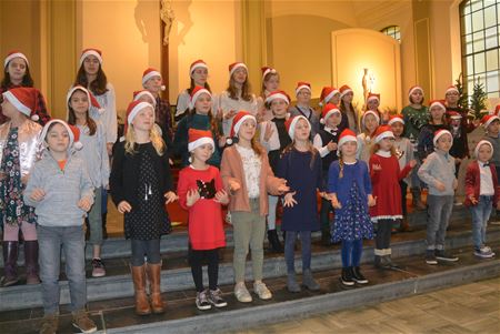 Kinderen kleuren kerstviering in Berkenbos