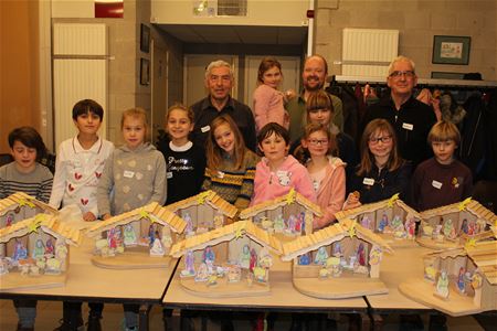 Kinderen knutselen hun eigen kerststal