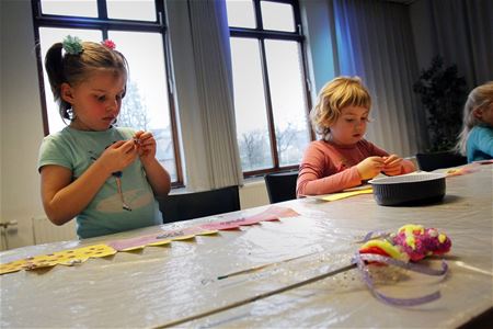 Kinderen maken koninklijke attributen