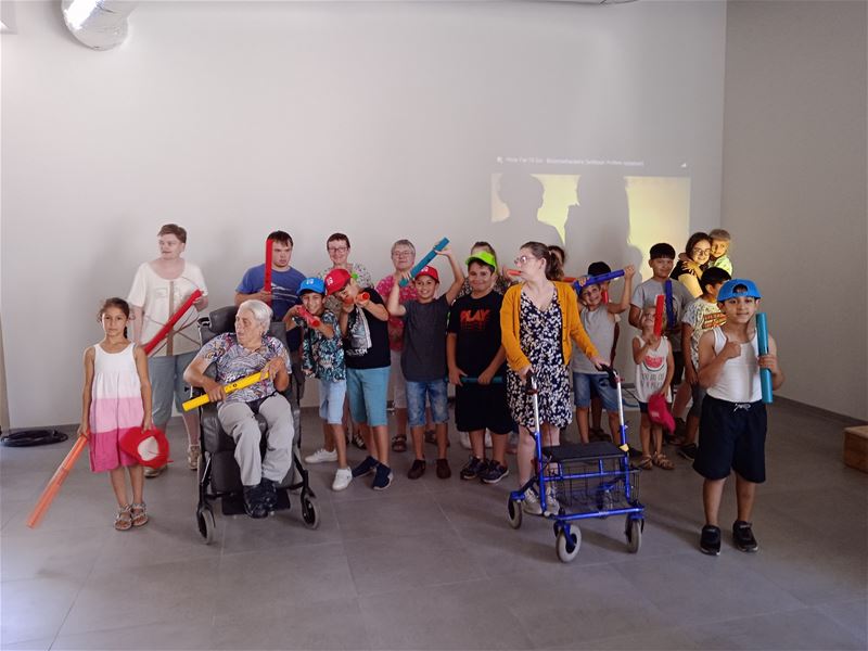 Kinderen musiceren met de buren