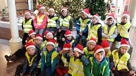 Kinderen op kerstbezoek bij bejaarden