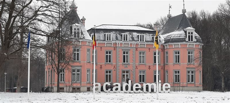 Kleuren van kasteel en kapel schitteren