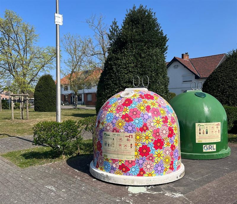 Kleurrijke glasbollen tegen sluikstorten