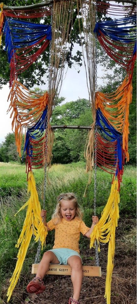 Kleurrijke schommel heel de zomer langs Mangelbeek