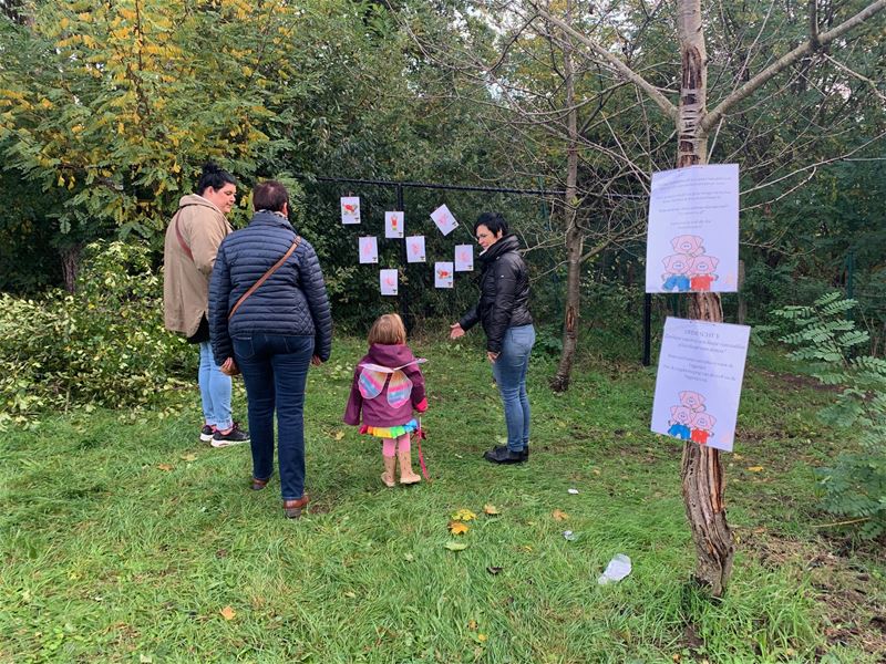 Kleuters en grootouders langs actieve sprookjes