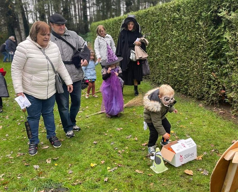 Kleuters en grootouders op wandel in Toverfluit