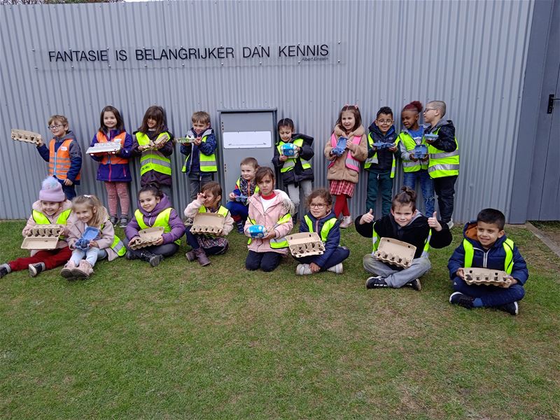 Kleuters maken bijna 1.000 zaadbommetjes