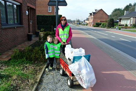 Kleuters maken de Kanaalweg weer proper