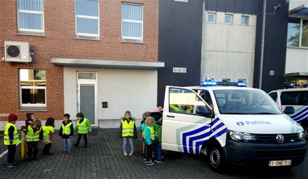 Kleuters op bezoek bij de politie