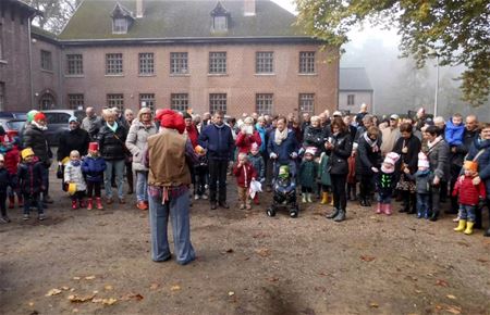 Kleuters op boswandeling met grootouders