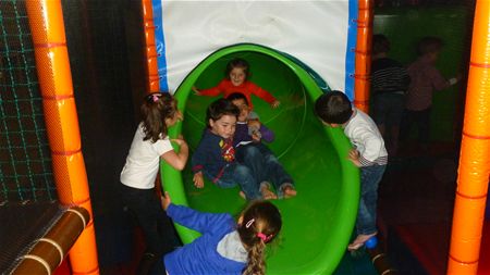 Kleuters op schoolreis naar binnenspeeltuin