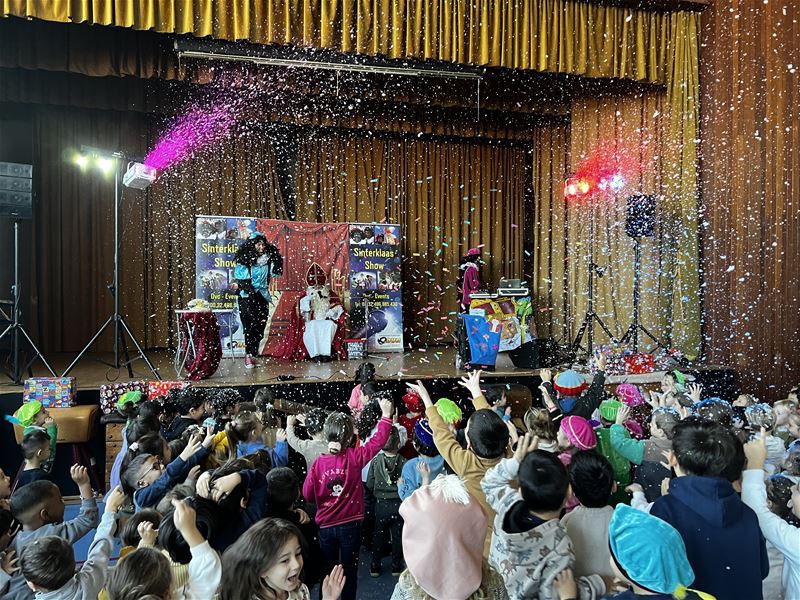 Kleuters trakteren de Sint op een dansfeest