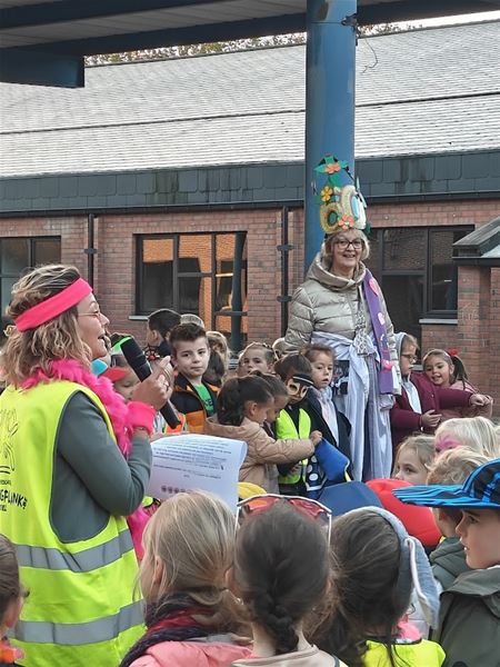 Kleuters vieren jarige juf Thea