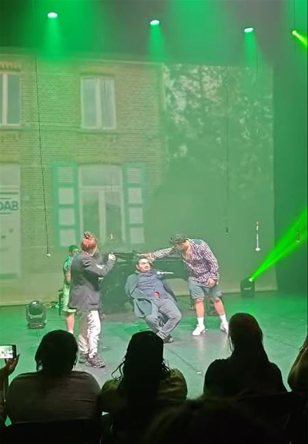 Klub Karbon speelt De Dans van de Verloren Sok