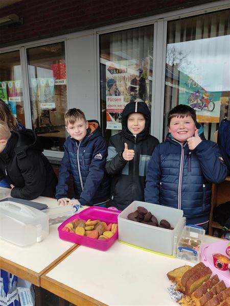 Koekjes bakken en verkopen voor de slachtoffers