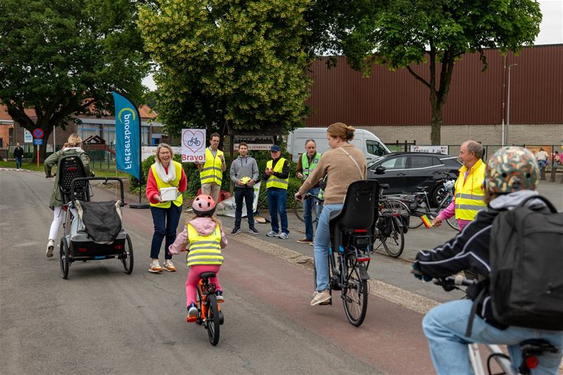 Koekjes en applaus voor fietsers in Bolderberg