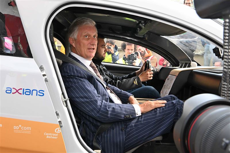 Koning Filip maakt ritje in een zonnewagen